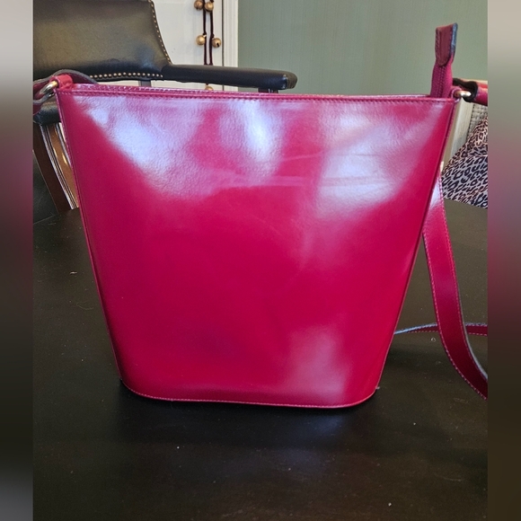 VINTAGE CRISTIAN Italian Cherry Red Genuine Leather shoulder bag. - Picture 3 of 14